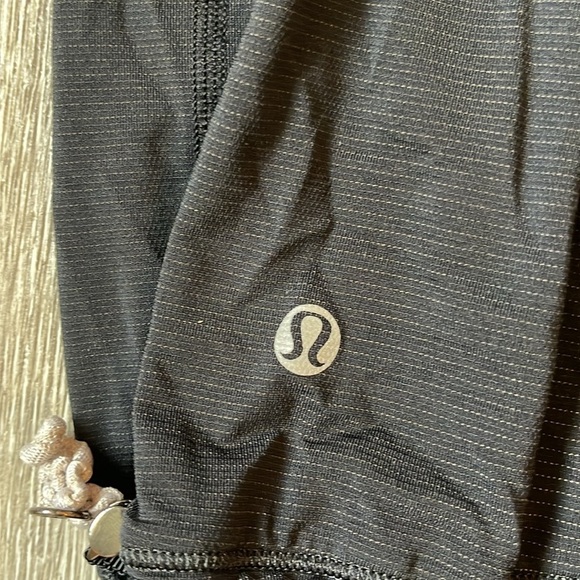 Lululemon size 6 black stripe workout tank with bra - Picture 5 of 5